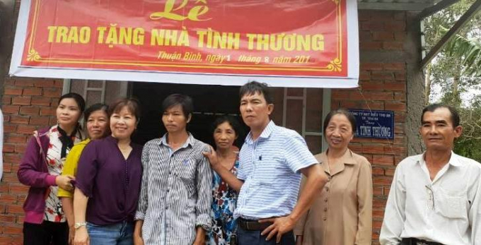 Đại diện ch&iacute;nh quyền địa phương v&agrave; mạnh thường qu&acirc;n trao nh&agrave; t&igrave;nh thương cho hộ ngh&egrave;o.