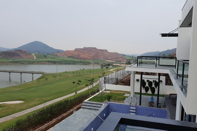 Một g&oacute;c s&acirc;n golf Y&ecirc;n Dũng nh&igrave;n từ một biệt thự mẫu đang được dự dịnh b&aacute;n ra với gi&aacute; 11 tỉ đồng. Ảnh: LN