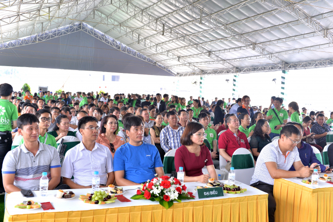 Đ&ocirc;ng đảo kh&aacute;ch h&agrave;ng tham dự buổi lễ.