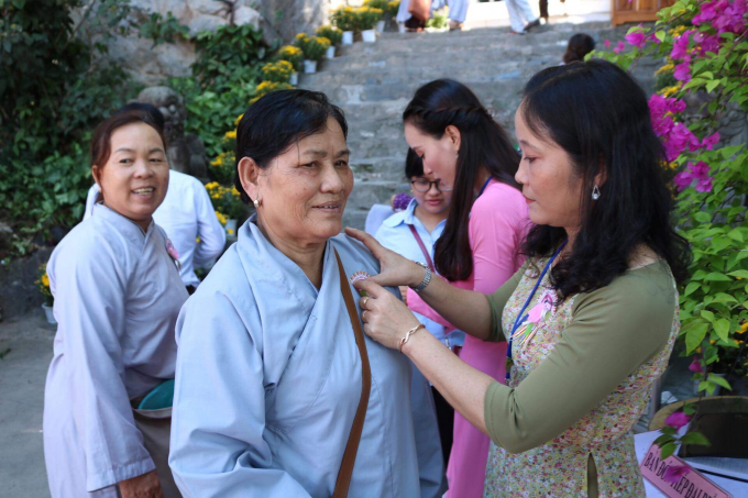 Đ&ocirc;ng đảo du kh&aacute;ch, người d&acirc;n tham gia lễ hội.