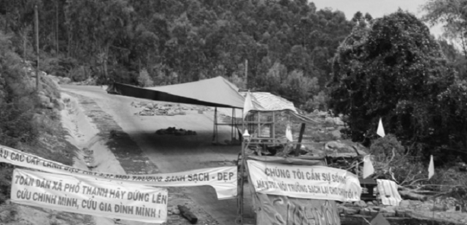 Người d&acirc;n treo băng r&ocirc;n, vật cản để chặn xe v&agrave;o Nh&agrave; m&aacute;y Đức Phổ.