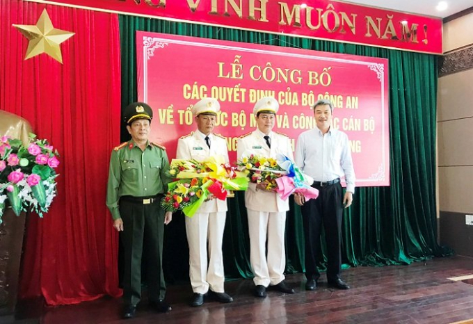 Đại t&aacute; L&ecirc; Văn Tam (ngo&agrave;i c&ugrave;ng b&ecirc;n tr&aacute;i), GĐ C&ocirc;ng an Đ&agrave; Nẵng c&ugrave;ng l&atilde;nh đạo Ban Tổ chức Th&agrave;nh ủy trao quyết định&nbsp;bổ nhiệm&nbsp;cho 2 t&acirc;n Ph&oacute; gi&aacute;m đốc C&ocirc;ng an&nbsp;TP