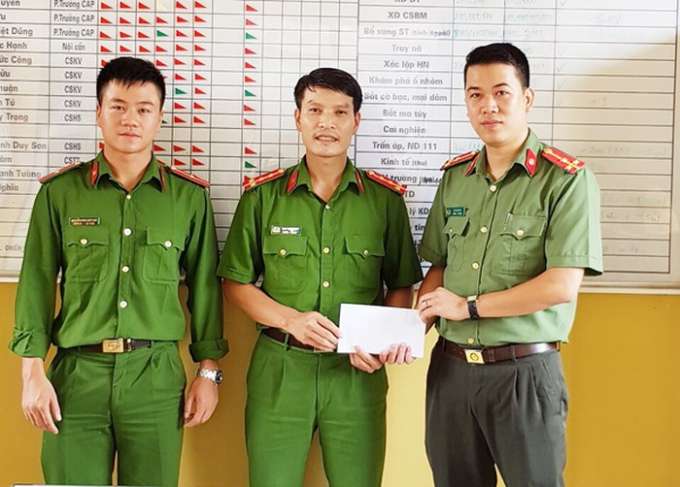 Thượng &uacute;y H&agrave; Văn Bảo, B&iacute; thư Đo&agrave;n Thanh ni&ecirc;n CAQ Bắc Từ Li&ecirc;m thăm hỏi động vi&ecirc;n Đại &uacute;y Cao Thanh T&uacute; v&agrave; v&agrave; Thiếu &uacute;y Nguyễn Đ&igrave;nh Duy Sơn, CAP Thượng C&aacute;t