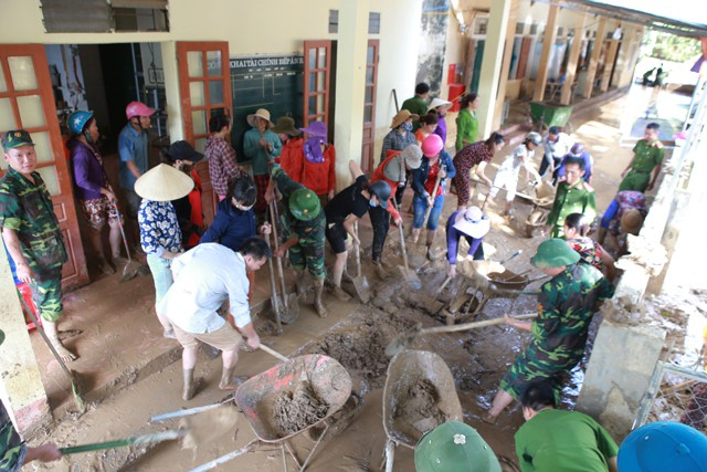 H&agrave;ng trăm m&eacute;t khối b&ugrave;n đất đang được di chuyển ra ngo&agrave;i. C&ocirc;ng t&aacute;c khắc phục hậu quả được khẩn trương thực hiện để đ&oacute;n học sinh trở lại trường trong thời gian sớm nhất.