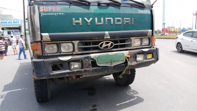 Xe ben c&aacute;n chết người rồi lấy sơn che biển số