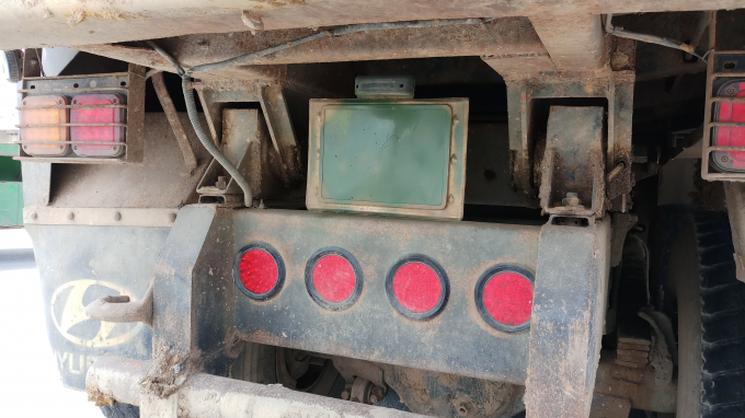 Chiếc xe ben bị xịt sơn che biển số sau tai nạn.