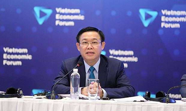 Ph&oacute; Thủ tướng Vương Đ&igrave;nh Huệ ph&aacute;t biểu tại diễn đ&agrave;n.