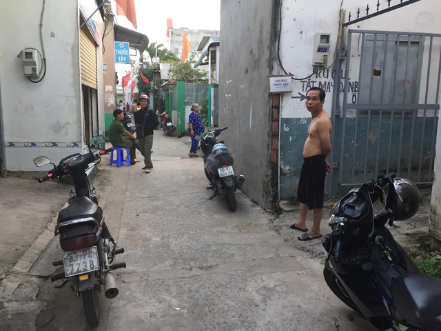 Đoạn đường hẻm nơi c&aacute;c &ldquo;hiệp sĩ&rdquo; bị tấn c&ocirc;ng.                Vết m&aacute;u từ vết thương của c&aacute;c &ldquo;hiệp sĩ&rdquo; tại nơi bị tấn c&ocirc;ng.