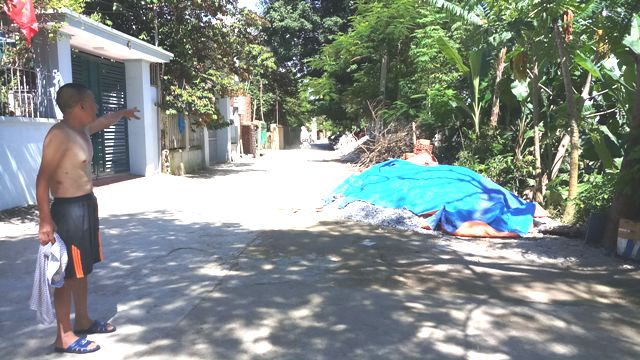 Đoạn đường nạn nh&acirc;n chạy trốn v&agrave; ng&atilde; tử vong. (Ảnh: A.T)