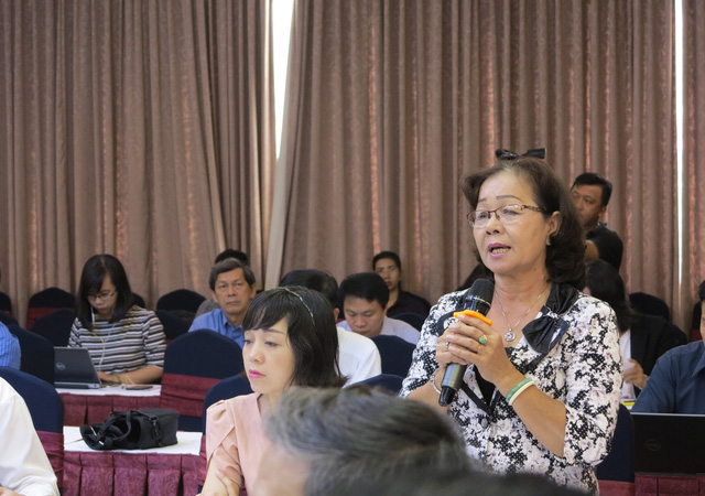 B&agrave; Phan Thị Thu H&agrave; - nguy&ecirc;n đại biểu Quốc hội, nguy&ecirc;n Ph&oacute; gi&aacute;m đốc Sở GD-ĐT Đồng Th&aacute;p n&ecirc;u &yacute; kiến g&oacute;p &yacute;.