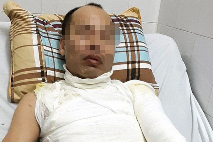 Anh Hậu điều trị tại bệnh viện. (Ảnh: b&aacute;o Tiền phog)