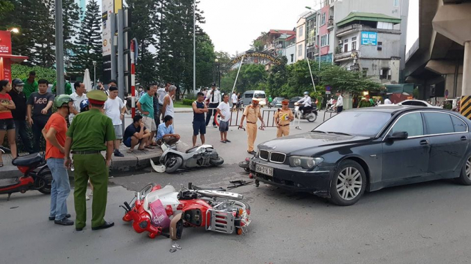 Chiếc xe &ocirc;t&ocirc; BMW g&acirc;y tai nạn, t&ocirc;ng h&agrave;ng loạt xe tr&ecirc;n đường.