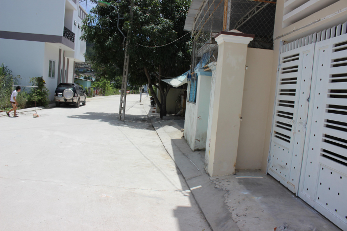 Con đường b&ecirc; t&ocirc;ng cực ngắn gi&aacute; gần 2 tỷ đồng bị bẻ cong khiến một cột điện trồi ra giữa đường.