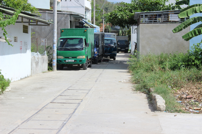 Ng&agrave;y 18/8, xe chạy loạn xạ, k&eacute;n đặc đường gần nh&agrave; &ocirc;ng Khấm tiềm ẩn hiểm nguy nhưng &ocirc;ng thốt l&ecirc;n: Kh&ocirc;ng phải việc của t&ocirc;i