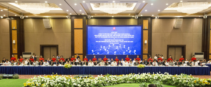 Tập đo&agrave;n Vingroup đ&atilde; ch&iacute;nh thức k&yacute; kết thỏa thuận hợp t&aacute;c với 54 trường Đại học Khoa học c&ocirc;ng nghệ h&agrave;ng đầu Việt Nam.