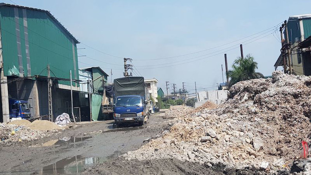 B&ecirc;n trong cụm c&ocirc;ng nghiệp Ph&uacute; L&acirc;m to&agrave;n l&agrave; r&aacute;c thải, giấy v&agrave; đường lầy lội.
