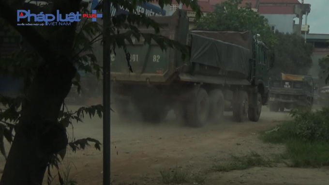 Một chiếc xe tải chạy m&ugrave; mịt từ tuyến đường 295 huyện T&acirc;n Y&ecirc;n đi ra Quốc lộ 37.
