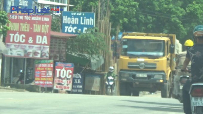 Những chiếc xe n&agrave;y đều cơi nới th&agrave;nh th&ugrave;ng chạy bon bon tr&ecirc;n QL 37.