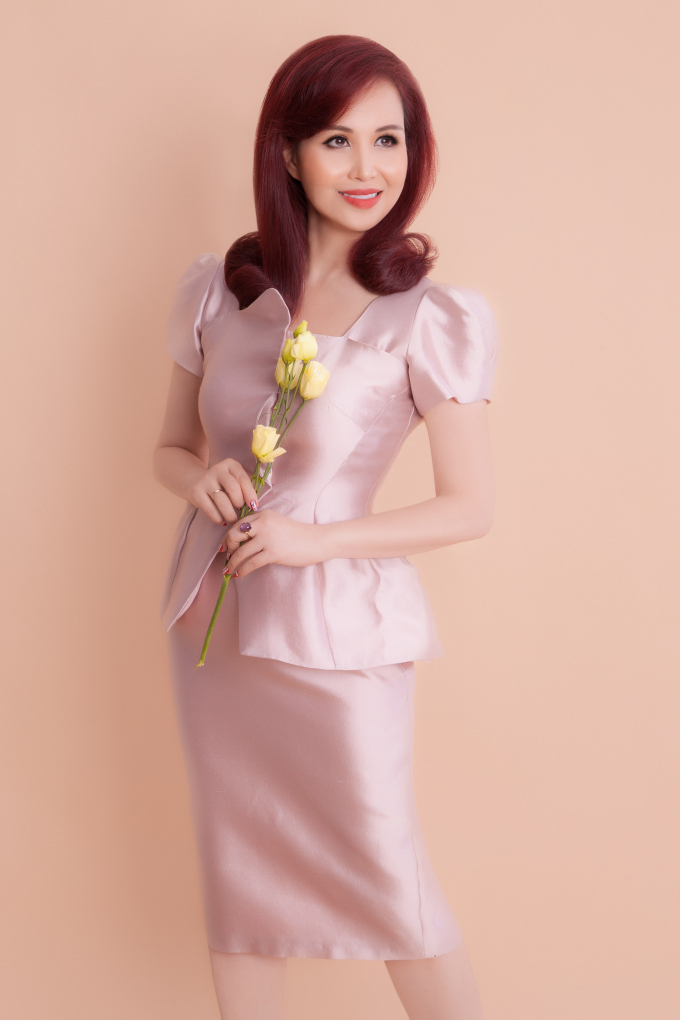 Gia đ&igrave;nh hạnh ph&uacute;c, c&aacute;c con xinh đẹp vạn người m&ecirc; của Hoa hậu biết nhiều ngoại ngữ nhất Việt Nam