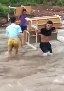 Clip: Thầy giáo còng lưng cõng bàn ghế vượt suối ở Lai Châu gây "bão"
