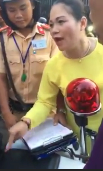 H&igrave;nh ảnh người phụ nữ &aacute;o v&agrave;ng chửi rủa th&oacute;a mạ Cảnh s&aacute;t giao th&ocirc;ng (Ảnh cắt từ clip).  &nbsp;