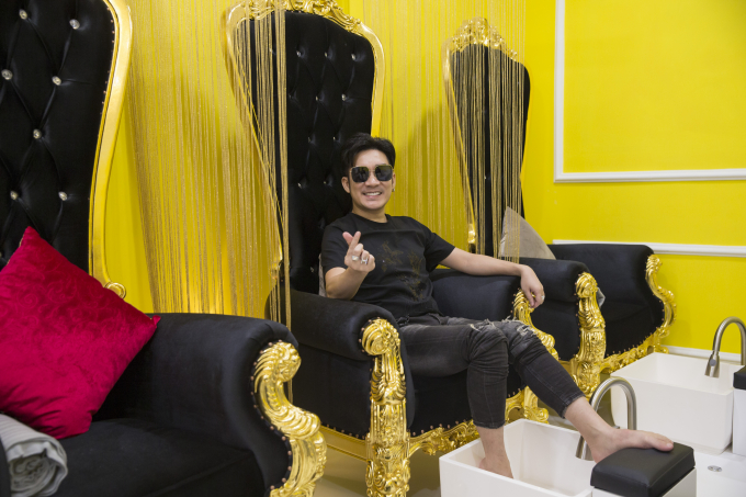 Ca sĩ Quang H&agrave; trải nghiệm tại V Nail Spa.