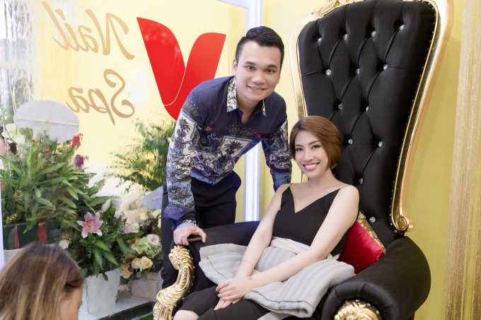 Pha L&ecirc; cũng đến ch&uacute;c mừng Khắc Việt.