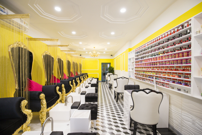 Quang H&agrave;, Pha L&ecirc; đến ch&uacute;c mừng Khắc Việt trở th&agrave;nh &ocirc;ng chủ tiệm Nail sang chảnh bậc nhất S&agrave;i G&ograve;n