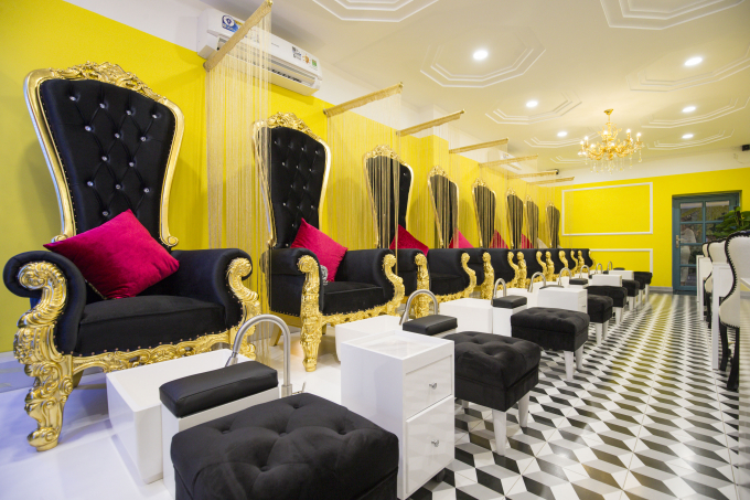 Quang H&agrave;, Pha L&ecirc; đến ch&uacute;c mừng Khắc Việt trở th&agrave;nh &ocirc;ng chủ tiệm Nail sang chảnh bậc nhất S&agrave;i G&ograve;n