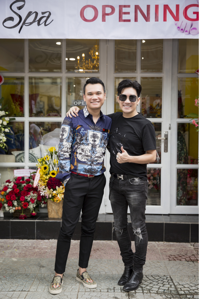 Quang H&agrave;, Pha L&ecirc; đến ch&uacute;c mừng Khắc Việt trở th&agrave;nh &ocirc;ng chủ tiệm Nail sang chảnh bậc nhất S&agrave;i G&ograve;n