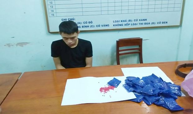 Đối tượng Trần Thanh Long c&ugrave;ng tang vật của vụ &aacute;n.