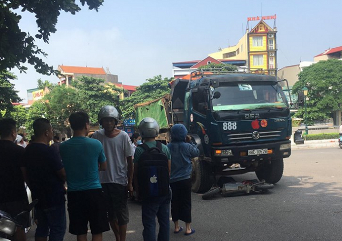 Chiếc xe tải g&acirc;y tai nạn tại hiện trường.