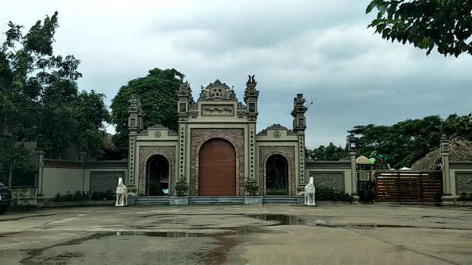 C&ocirc;ng tr&igrave;nh Nh&agrave; h&agrave;ng Nắng S&ocirc;ng Hồng được x&acirc;y dựng với quy m&ocirc; ho&agrave;nh tr&aacute;ng tr&ecirc;n bờ đ&ecirc; S&ocirc;ng Hồng.