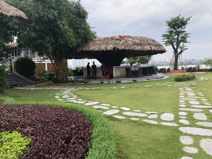 Sau h&agrave;ng loạt văn bản chỉ đạo xử l&yacute; dứt điểm, c&ocirc;ng tr&igrave;nh tiếp tục được x&acirc;y dựng với quy m&ocirc; ho&agrave;nh tr&aacute;ng hơn.