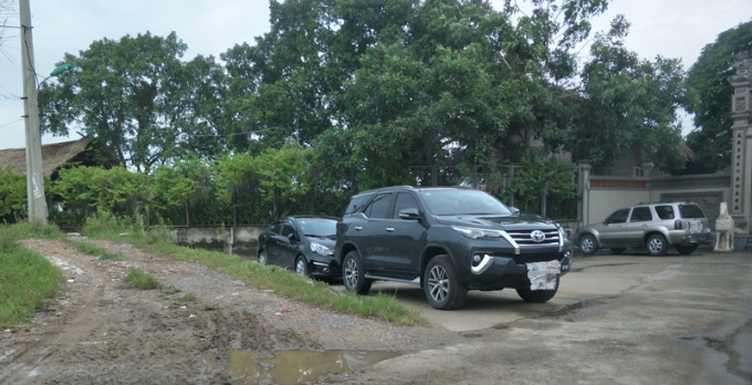 Trong giờ h&agrave;nh ch&iacute;nh, nhiều xe c&ocirc;ng xuất hiện tại Nh&agrave; h&agrave;ng Nắng S&ocirc;ng Hồng v&agrave; được c&aacute;c nh&acirc;n vi&ecirc;n bảo vệ che biển đi một c&aacute;ch kh&eacute;o l&eacute;o!