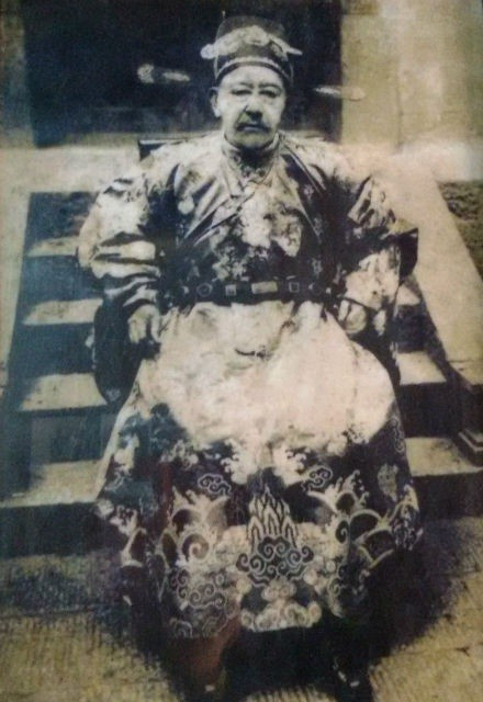 &Ocirc;ng Vương Ch&iacute;nh Đức (1865-1947), thủ lĩnh cộng đồng người H'M&ocirc;ng ở cao nguy&ecirc;n đ&aacute; Đồng Văn trước c&aacute;ch mạng th&aacute;ng 8/1945 (Ảnh: Gia đ&igrave;nh &ocirc;ng Vương Duy Bảo cung cấp)