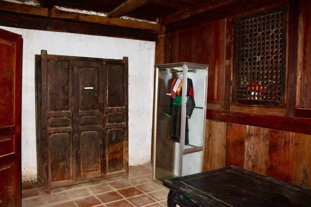 Một số đồ đạc vẫn được lưu giữ cẩn thận trong dinh thự của Vua M&egrave;o (Ảnh: Ho&agrave;ng Ngọc)