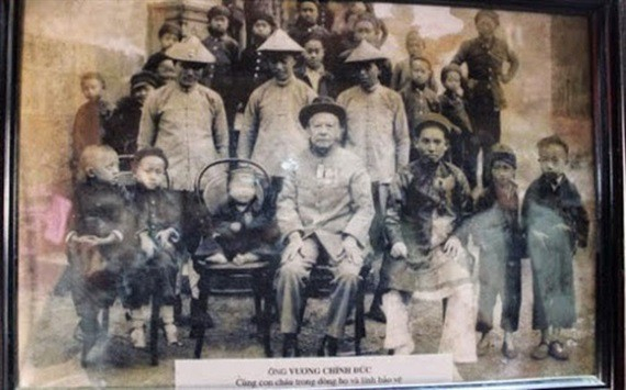 &Ocirc;ng Vương Ch&iacute;nh Đức c&ugrave;ng c&aacute;c con ch&aacute;u của m&igrave;nh (Ảnh: Gia đ&igrave;nh &ocirc;ng Vương Duy Bảo cung cấp).