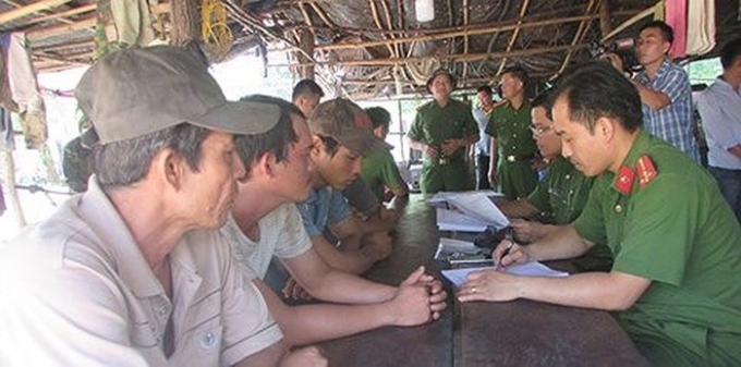 C&ocirc;ng an v&acirc;y r&aacute;p l&aacute;n trại trong rừng của Phượng