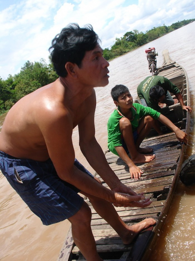 Đ&aacute;nh bắt c&aacute; linh tr&ecirc;n s&ocirc;ng - c&ocirc;ng việc vất vả nhưng mang lại thu nhập kh&ocirc;ng hề nhỏ cho b&agrave; con v&ugrave;ng lũ.