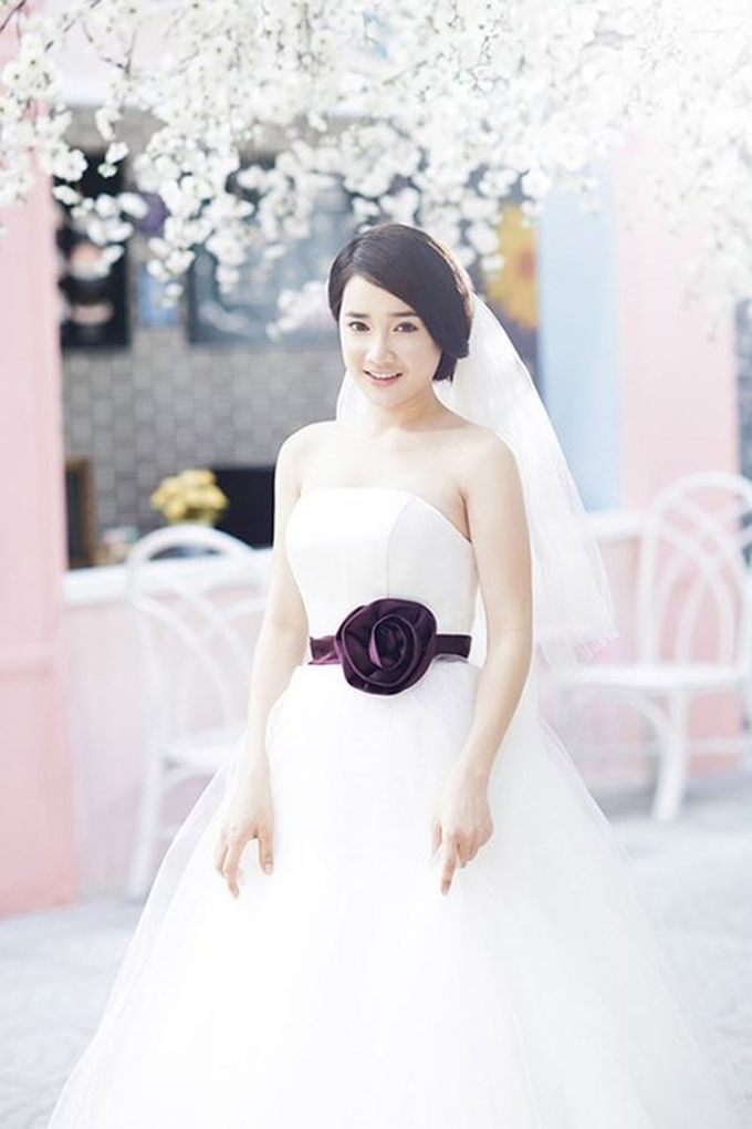 Thậm ch&iacute; c&oacute; thời điểm khi h&igrave;nh ảnh mặc v&aacute;y c&ocirc; d&acirc;u của nữ diễn vi&ecirc;n 'Tuổi thanh xu&acirc;n' xuất hiện, nhiều người c&ograve;n cho rằng c&ocirc; v&agrave; danh h&agrave;i xứ Quảng khi ấy đ&atilde; chuẩn bị kết h&ocirc;n.