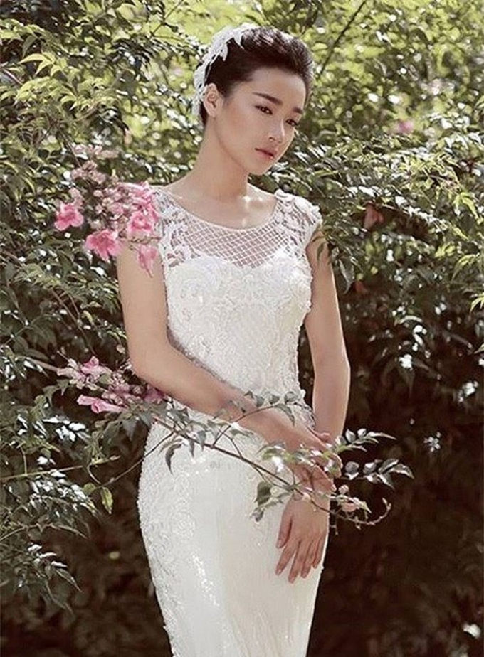 Do vậy, hiện tại mọi nhất cử nhất động về đ&aacute;m cưới của cặp vợ chồng tương lai ở thời điểm hiện tại về đ&aacute;m cưới đều khiến fan mong chờ v&ocirc; c&ugrave;ng.