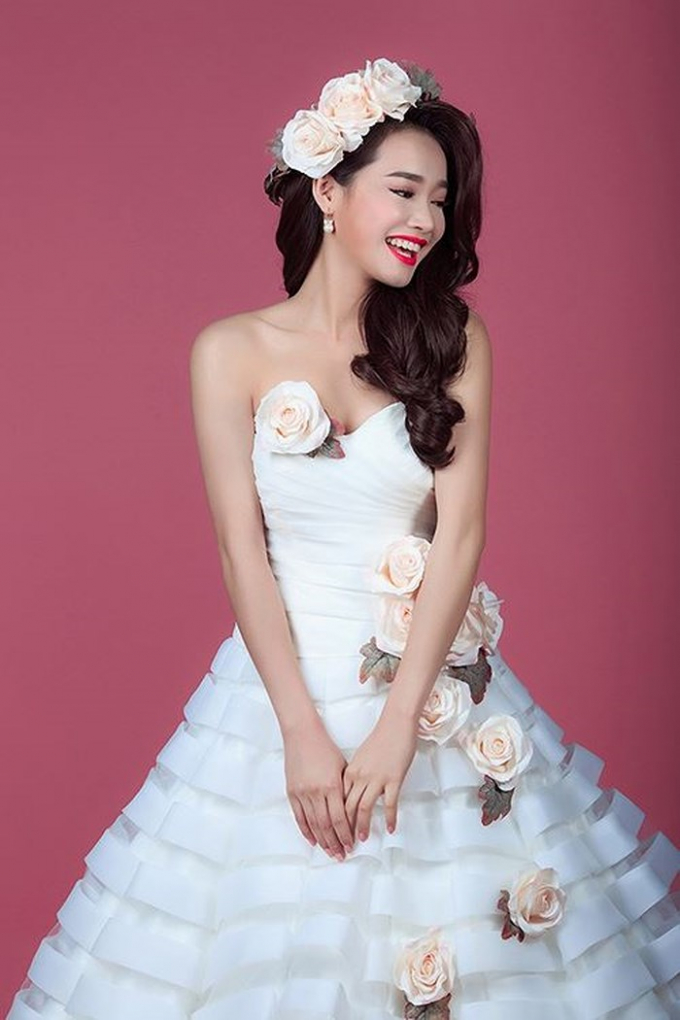 D&acirc;n mạng 'ph&aacute;t sốt' với ảnh v&aacute;y cưới của 'c&ocirc; d&acirc;u th&aacute;ng 9' Nh&atilde; Phương