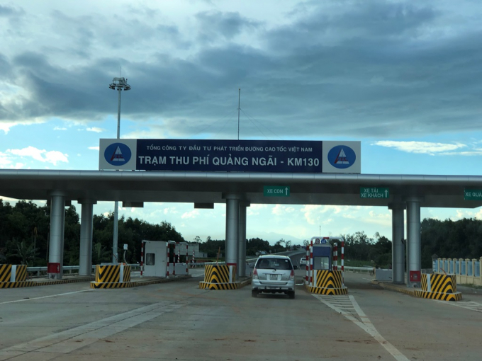 Tuyến đường được thiết kế theo ti&ecirc;u chuẩn đường cao tốc loại A, hai chiều với 4 l&agrave;n xe lưu th&ocirc;ng v&agrave; 2 l&agrave;n dừng khẩn cấp (giai đoạn 1); tốc độ thiết kế 120km/h (đoạn đặc biệt kh&oacute; khăn 100km/h).&nbsp;Theo kế hoạch, ng&agrave;y 2/9, tuyến cao tốc&nbsp;Đ&agrave; Nẵng&nbsp;-&nbsp;Quảng Ng&atilde;i&nbsp;th&ocirc;ng xe đ&uacute;ng dịp lễ Quốc kh&aacute;nh.