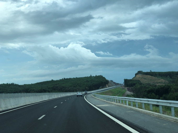 Đoạn tuyến nguồn vốn JICA (65km cao tốc đoạn Đ&agrave; Nẵng - Tam Kỳ) đ&atilde; ho&agrave;n th&agrave;nh, th&ocirc;ng xe ng&agrave;y 2/8/2017 v&agrave; đang tiếp tục thi c&ocirc;ng c&aacute;c nh&aacute;nh n&uacute;t giao c&ograve;n lại.&nbsp;