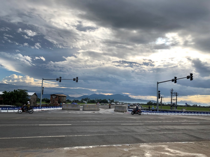 Khối lượng cần thi c&ocirc;ng c&ograve;n lại của c&aacute;c hạng mục ch&iacute;nh (chủ yếu ở g&oacute;i thầu A1, A2, A3, 14B1 v&agrave; 14B2) l&agrave; r&atilde;nh tho&aacute;t nước, m&aacute;ng thu nước; đường gom, đường ngang, đường ho&agrave;n trả, h&agrave;ng r&agrave;o, biển b&aacute;o chỉ dẫn an to&agrave;n giao th&ocirc;ng... (Đoạn đườngnối cao tốc với QL1 hiện hữu)