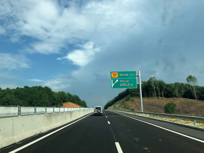 Việc th&ocirc;ng xe to&agrave;n tuyến dự &aacute;n sẽ sớm ph&aacute;t huy hiệu quả c&ocirc;ng tr&igrave;nh, r&uacute;t ngắn khoảng 1 tiếng đồng hồ thời gian lưu th&ocirc;ng từ Đ&agrave; Nẵng-Quảng Ng&atilde;i so với QL1, giảm hao m&ograve;n, chi ph&iacute; nhi&ecirc;n liệu phương tiện; mở rộng năng lực th&ocirc;ng thương, ph&aacute;t triển kinh tế x&atilde; hội địa phương v&ugrave;ng dự &aacute;n v&agrave; cả khu vực.