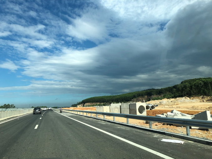 C&aacute;c hạng mục phụ c&ograve;n lại đang gấp r&uacute;t thi c&ocirc;ng