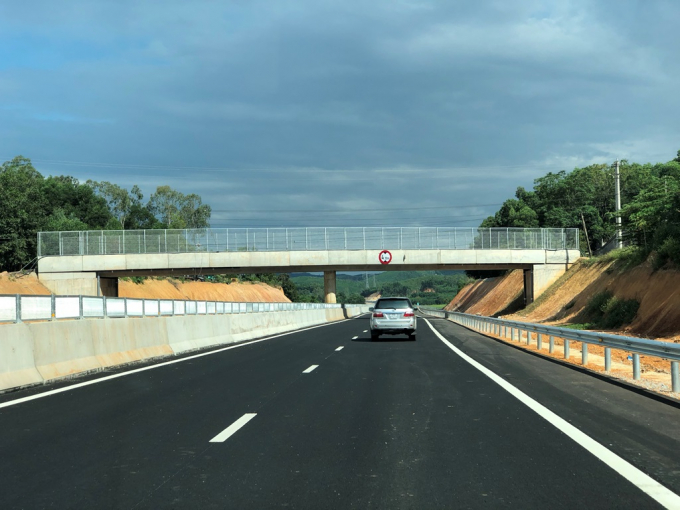 Đối với vấn đề đường gom, đường ngang, hiện chỉ c&ograve;n 4 đường cần thiết để kết nối v&agrave;o cống chui, cầu vượt FO th&igrave; đang được gấp r&uacute;t thi c&ocirc;ng v&agrave; sẽ ho&agrave;n th&agrave;nh trước ng&agrave;y 31/8 nhằm đảm bảo nhu cầu đi lại giữa 2 b&ecirc;n đường cao tốc.&nbsp;