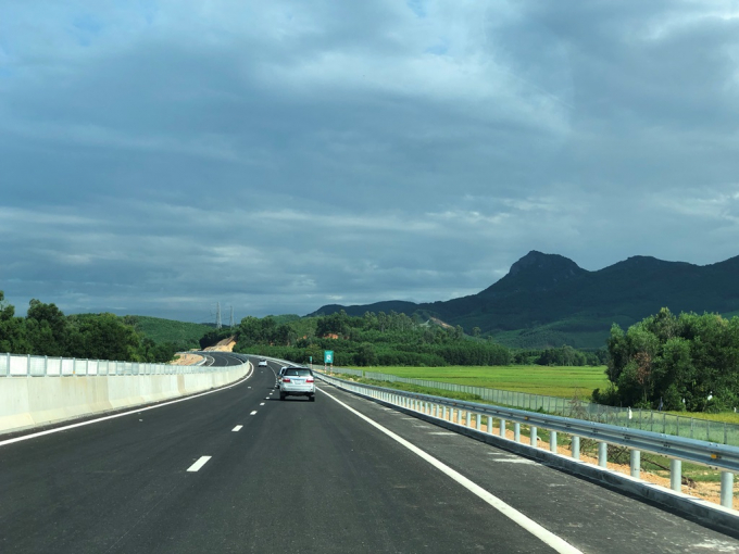 Theo BQLDA Cao tốc Đ&agrave; Nẵng &ndash; Quảng Ng&atilde;i, vấn đề cơ bản về an to&agrave;n giao th&ocirc;ng với tuyến ch&iacute;nh v&agrave; d&acirc;n sinh 2 b&ecirc;n đường cao tốc khi th&ocirc;ng xe l&agrave; đảm bảo.